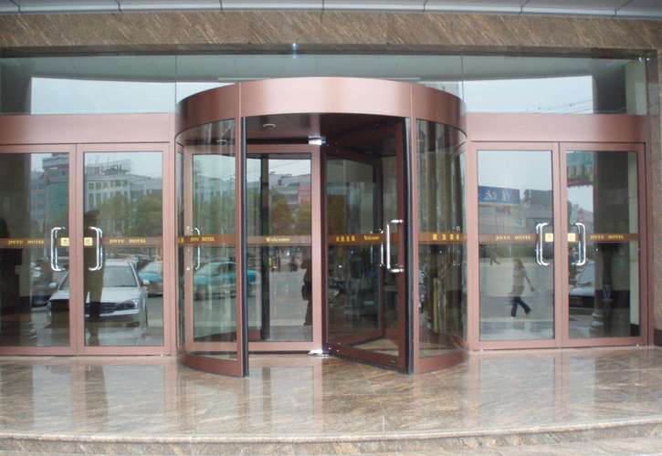 三翼自動(dòng)旋轉(zhuǎn)門 現(xiàn)代建筑入口的藝術(shù)與科技